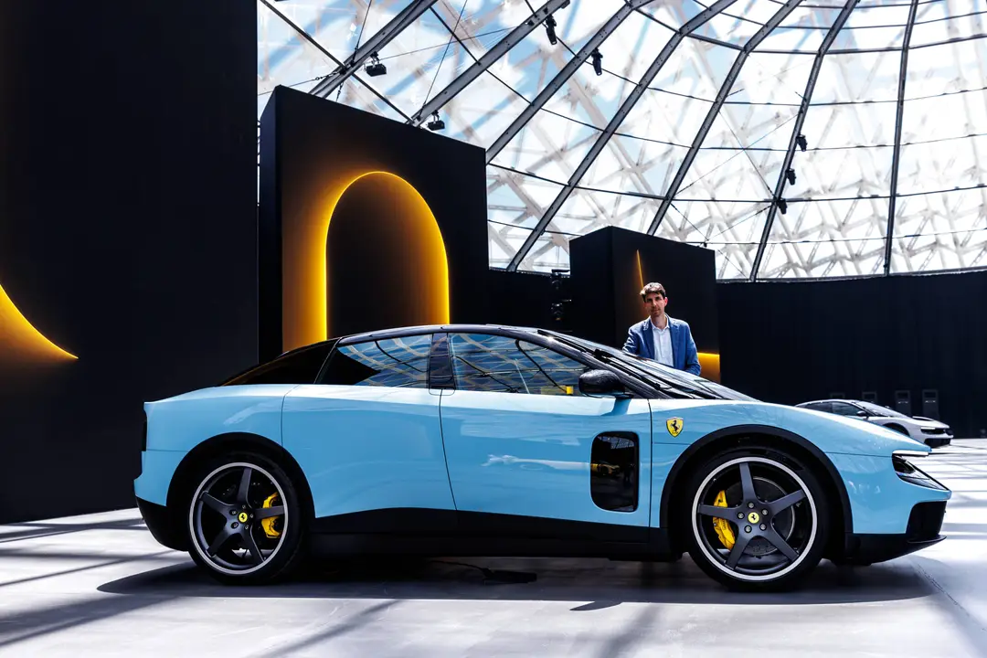 FERRARI_LUCE laterale di colore azzurro