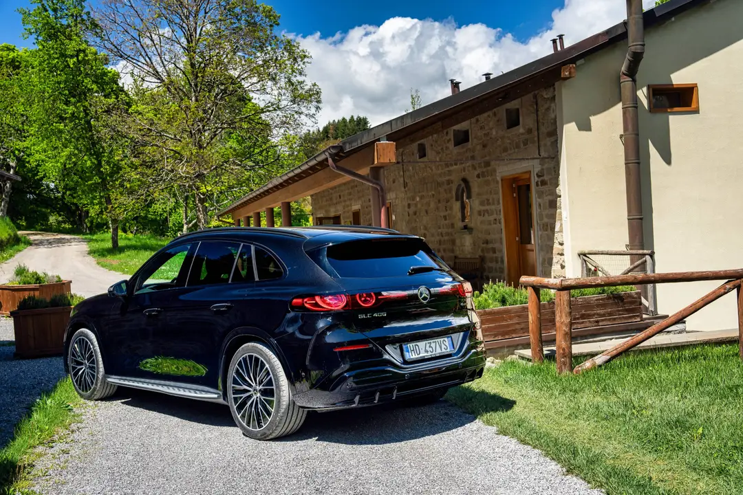 SUV nero Mercedes posteriore con sfondo natura Toscana
