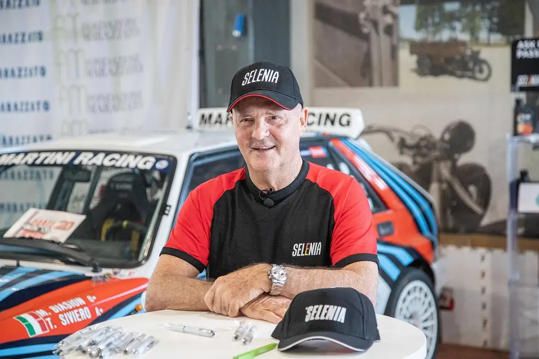 pilota Biasion con sfondo Delta