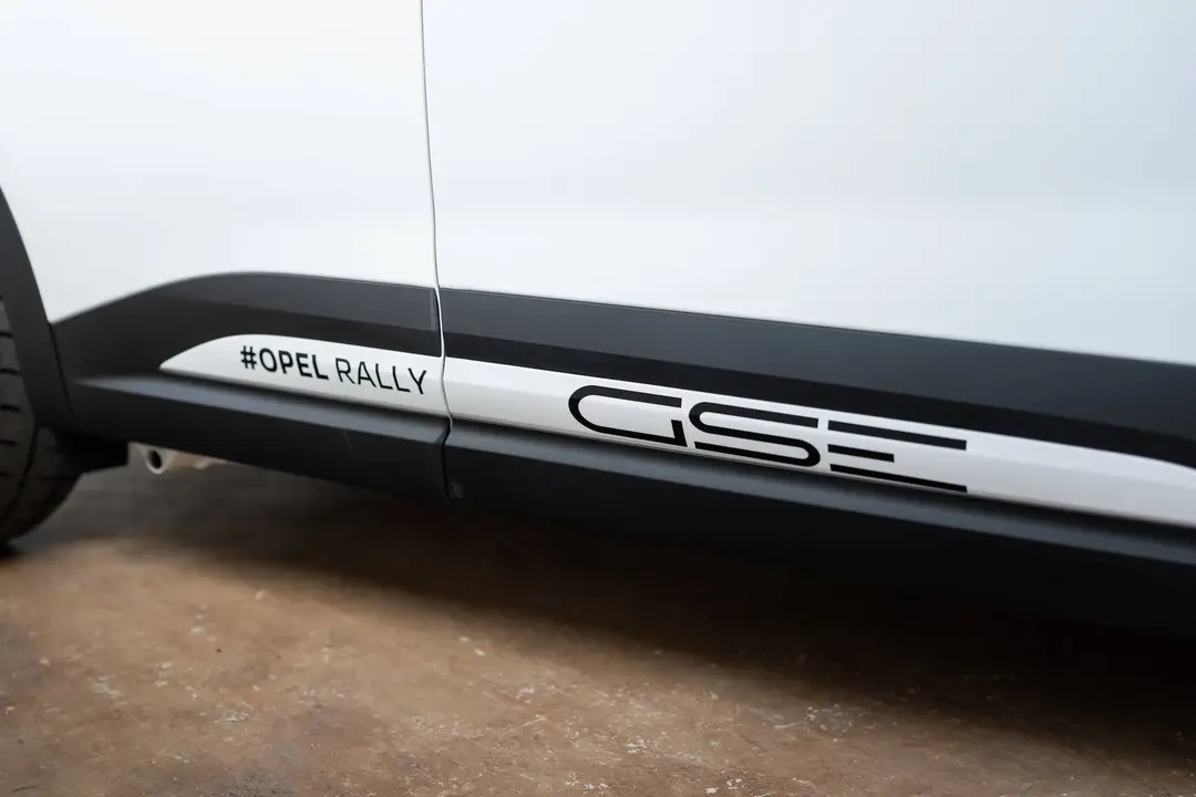 Opel Mokka GSE Rally 2026 logo portiera