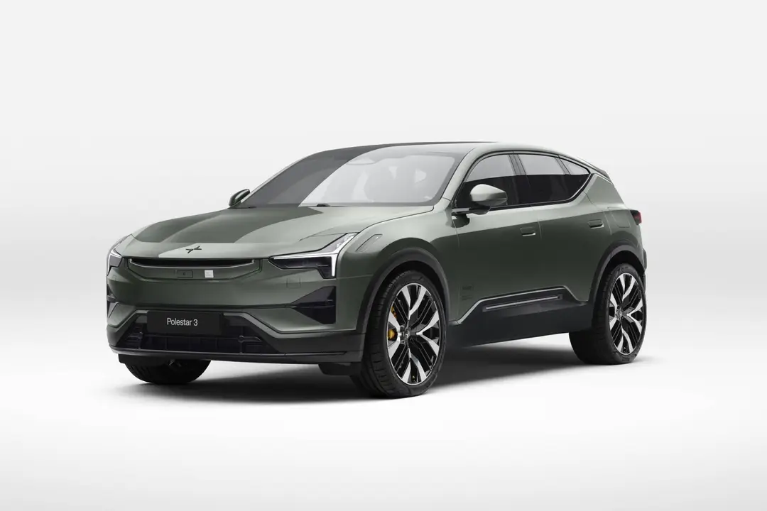 Polestar 3 di colore grigio in visione anteriore