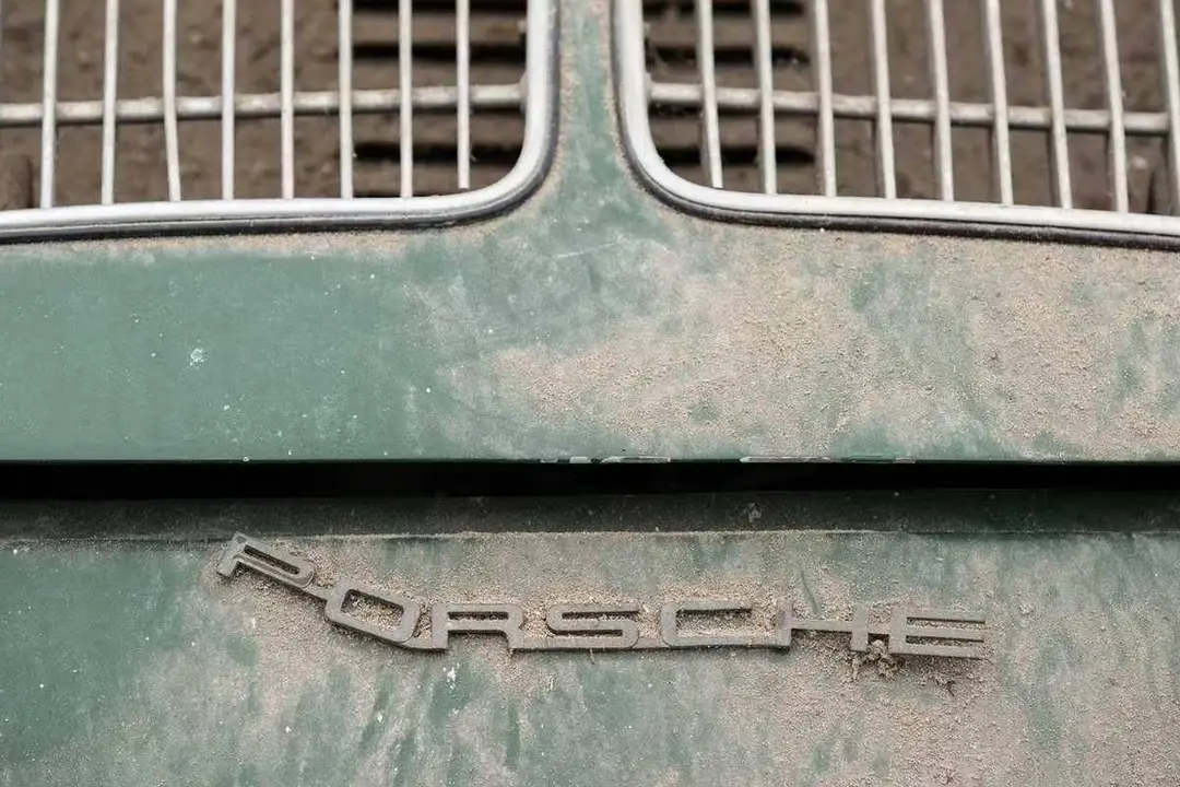 Nell'immagine si vede il dettaglio del logo Porsche della 356 sul posteriore dell'auto