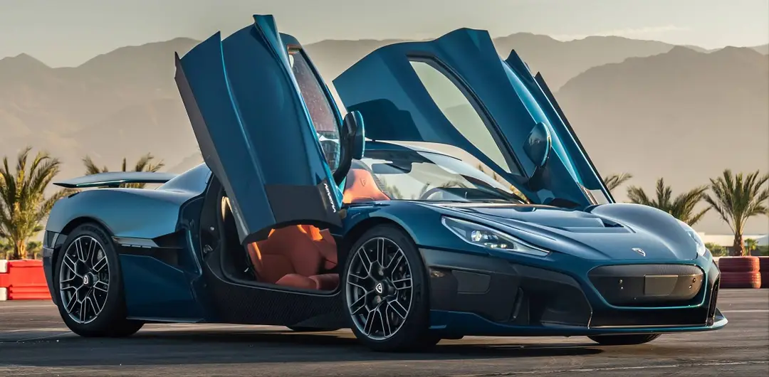 Nell'immagine si vede la Rimac Nevera con le portiere aperte