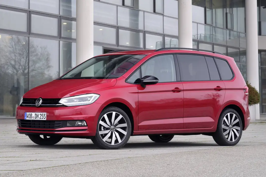 volkswagen_touran 2026 di colore rosso ultimo modello prodotto