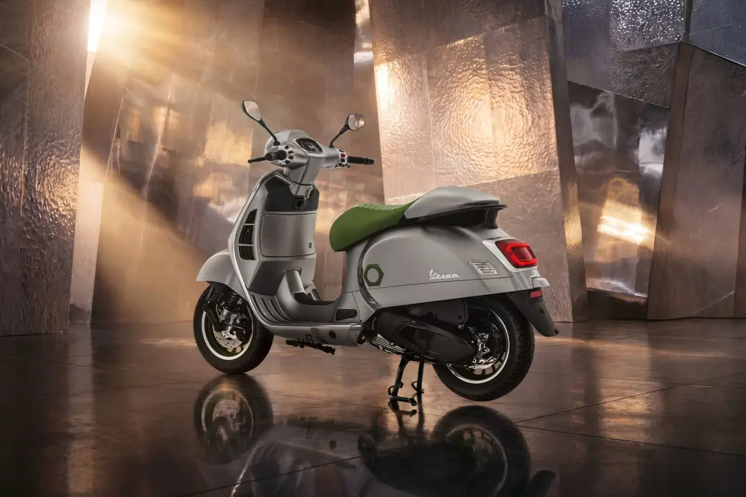 01-vespa-edizione-ottantesimo posteriore
