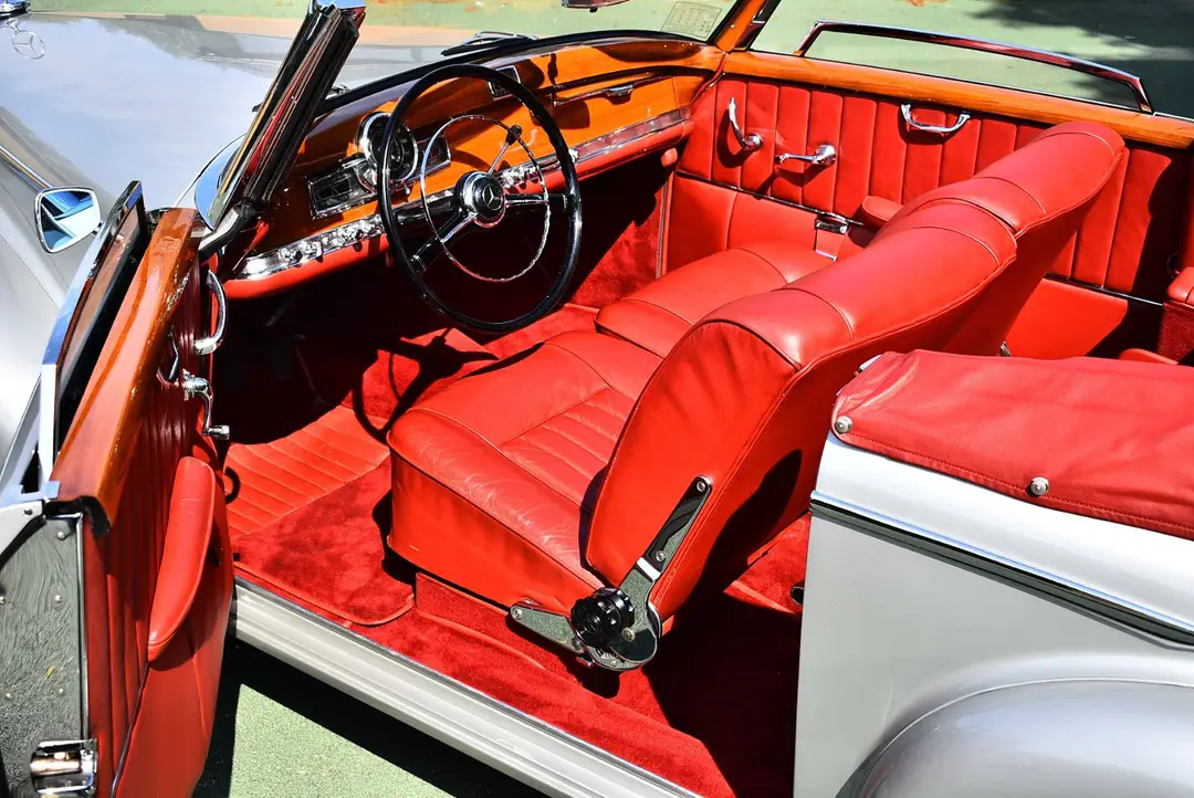Mercedes 300S Roadster interni in pelle rossa