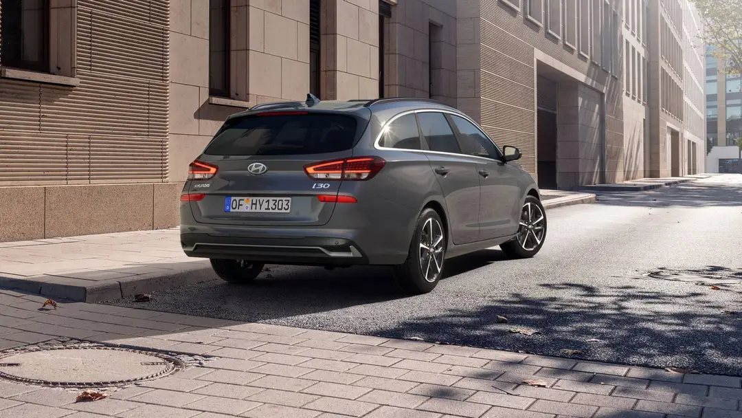 hyundai-i30 wagon posteriore parcheggiata