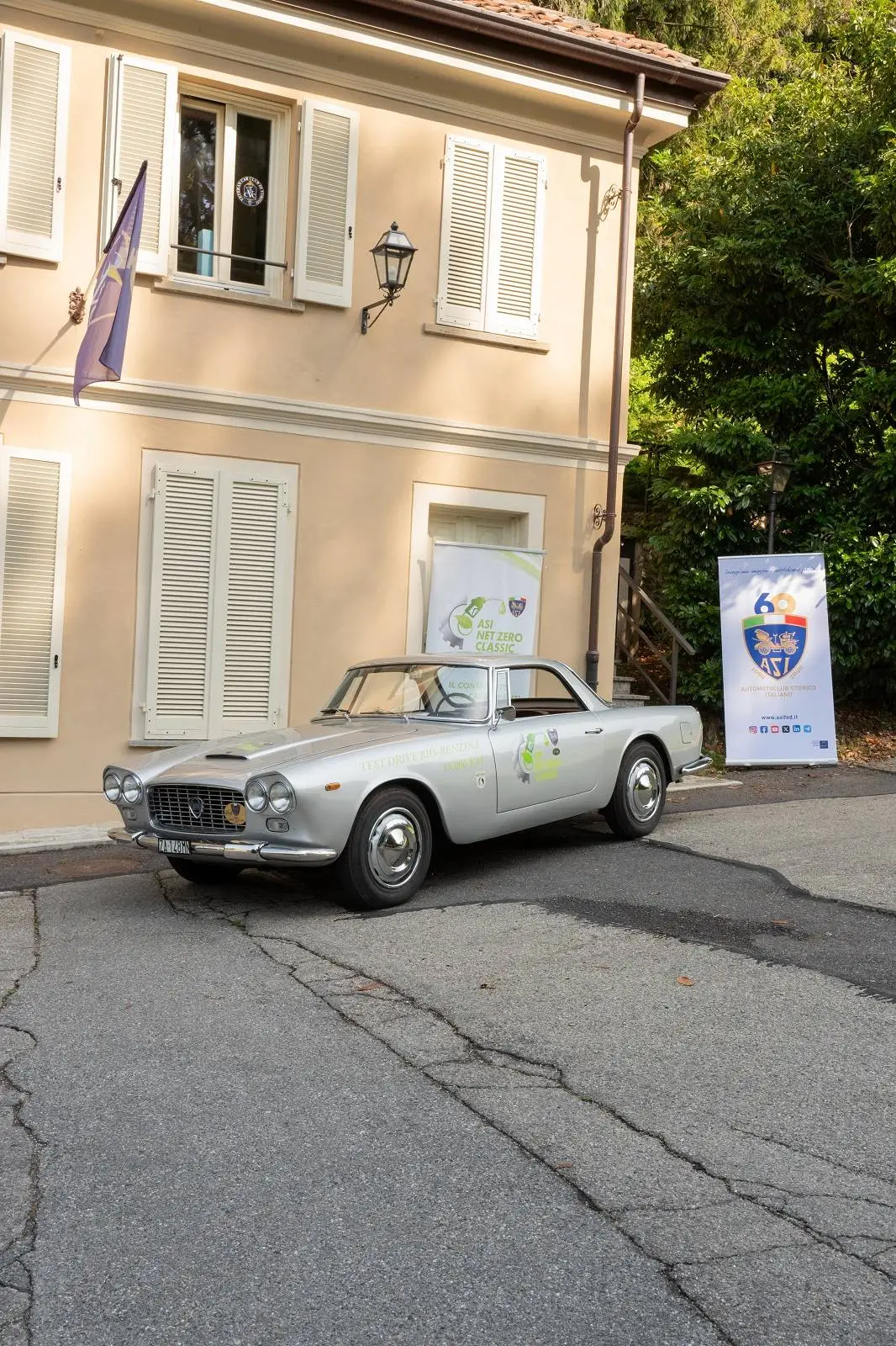 Lancia Flaminia ASI biocarburante in primo piano con sfondo villa sassi