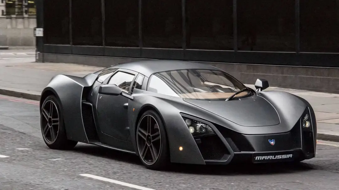 Nell'immagine si vede la Marussia B2 vista dal fianco sinistro