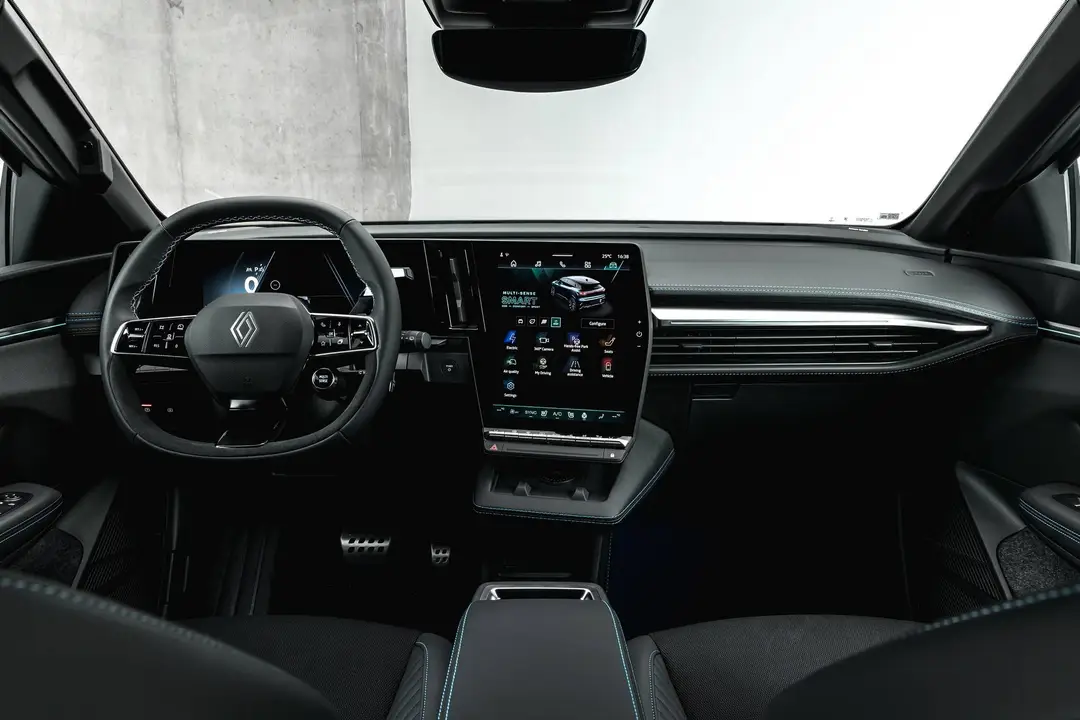 L'abitacolo della Renault Megane E-Tech 2026 su sfondo bianco