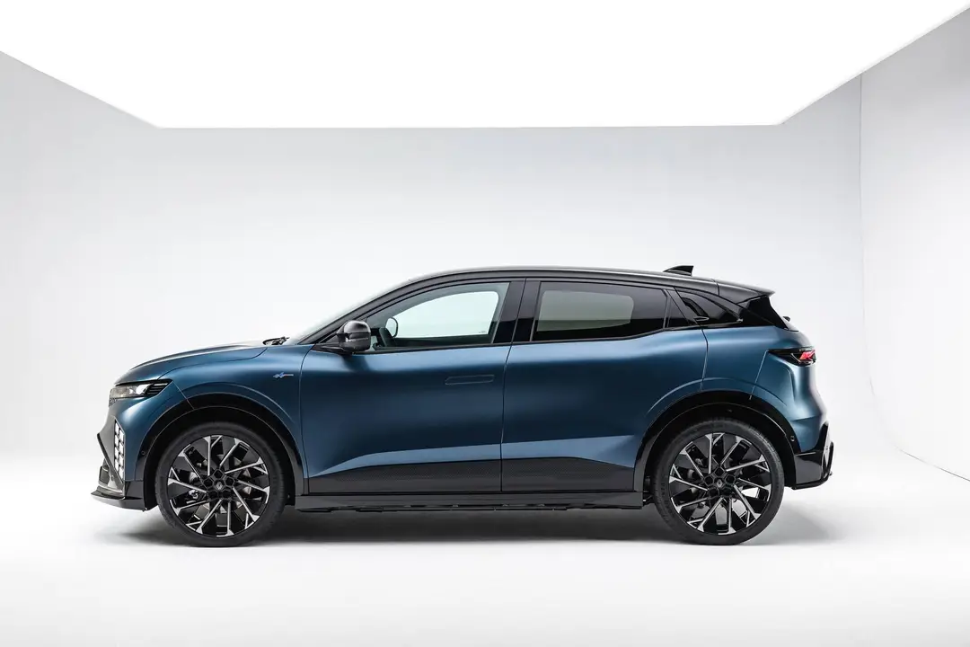 Linea laterale della Renault Megane E-Tech 2026 su sfondo bianco