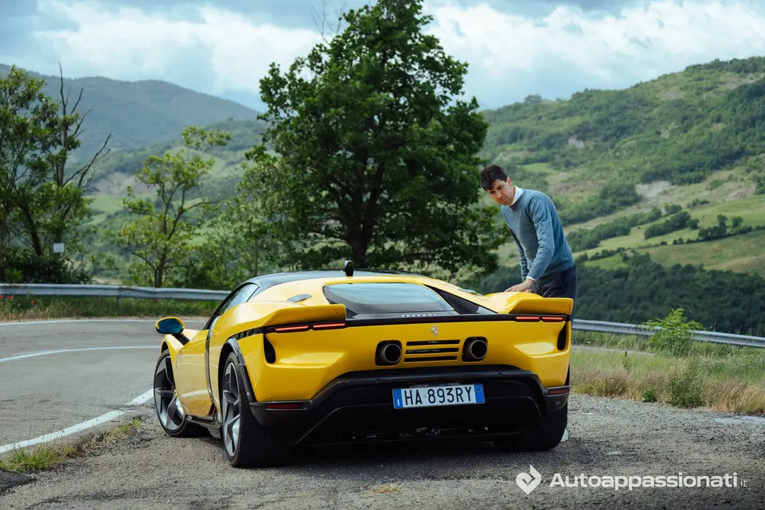 Ferrari 849 Testarossa statica posteriore con federico