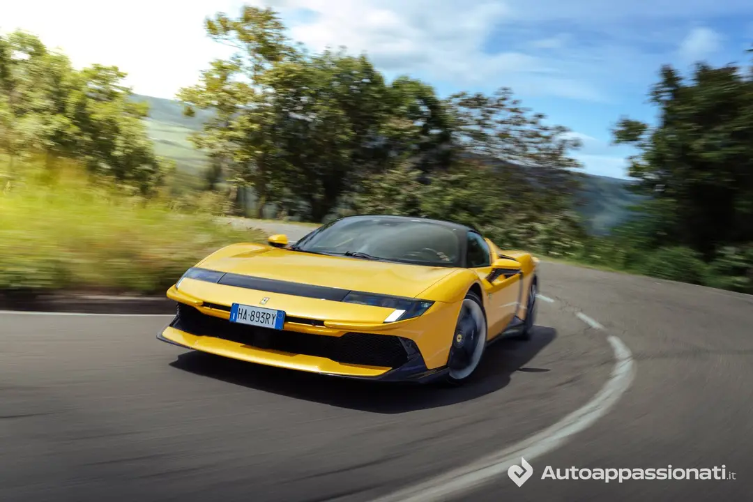 Ferrari 849 Testarossa dinamica anteriore di colore giallo in curva