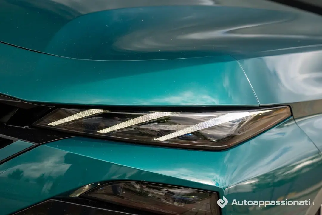 Peugeot 308 PHEV Hybrid__front headlights