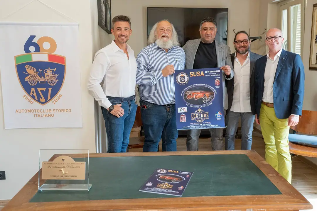 foto di gruppo organizzatori Susa-Moncenisio locandina in primo piano sfondo ASI