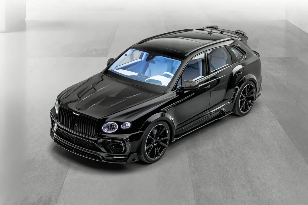 Nell'immagine si vede la Bentley Bentayga modificata da Mansory