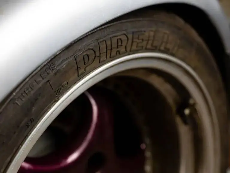 Nell'immagine si vedono gli pneumatici originali della Porsche Carrera RSR Strassenversion