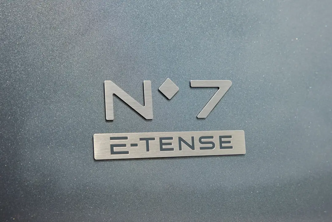 DS N°7 2026 dettaglio logo E-Tense
