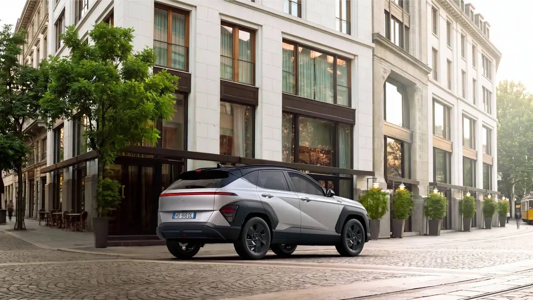 KONA Dark Line posteriore un po' laterale dell'auto in una vita tra i palazzi della città