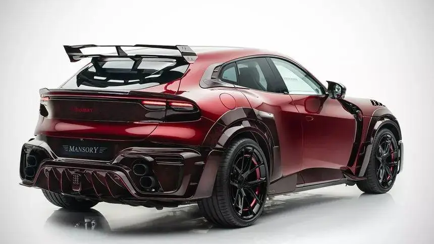 Nell'immagine si vede una Ferrari Purosangue Pugnator modificata da Mansory
