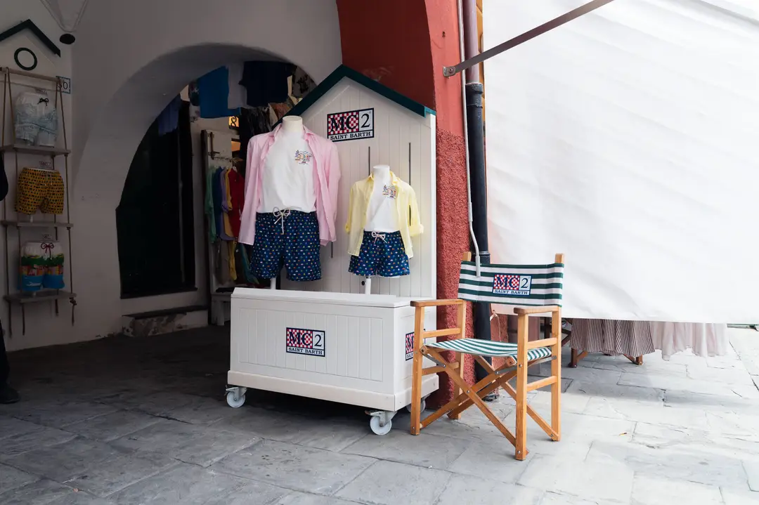 Nell'immagine si vede il costume in collaborazione tra MC2 Saint Barthes e Microlino a Portofino