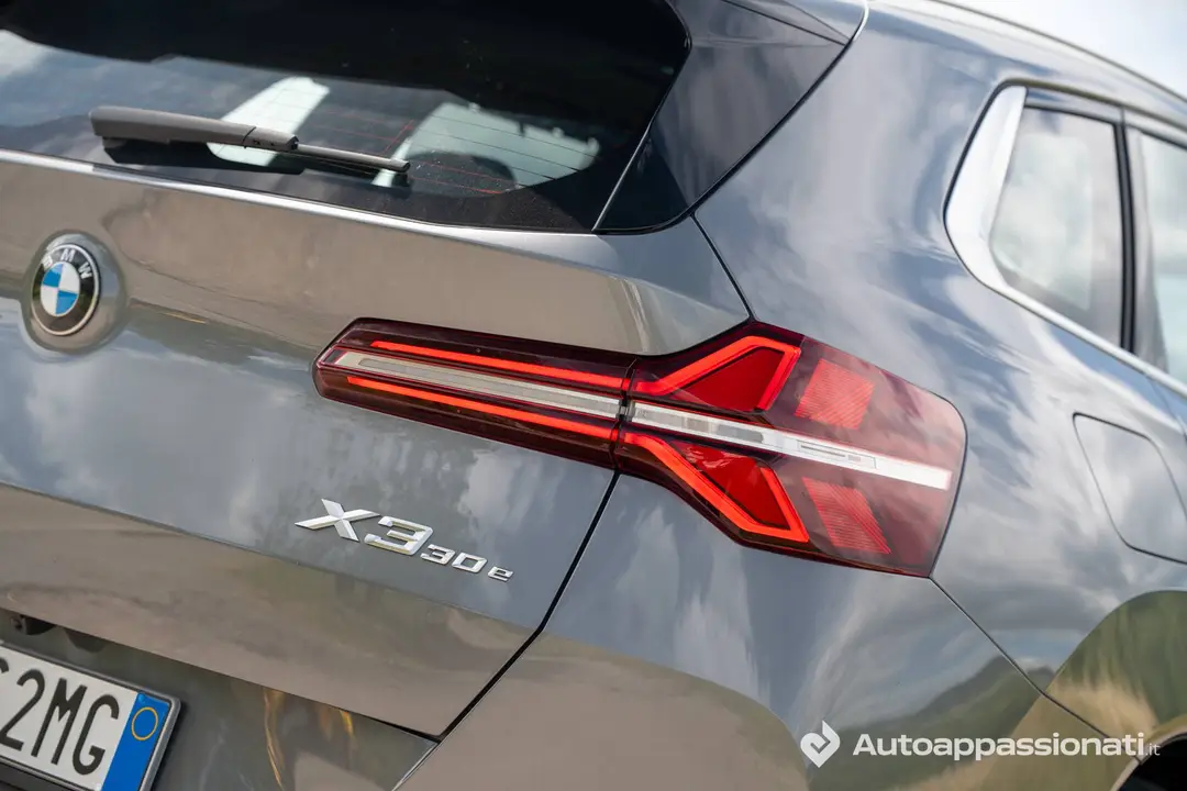 BMW X3 30e faro post