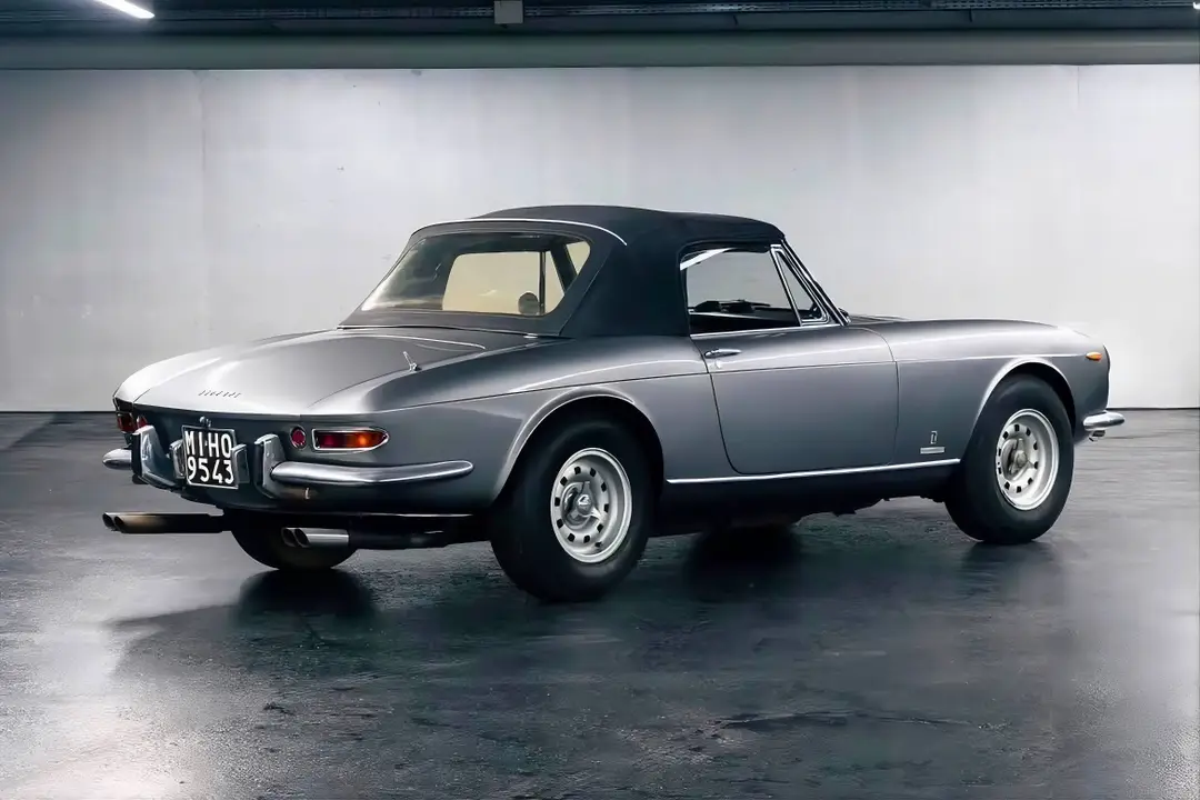 Ferrari 365 GTS abbandonata in restauro posteriore