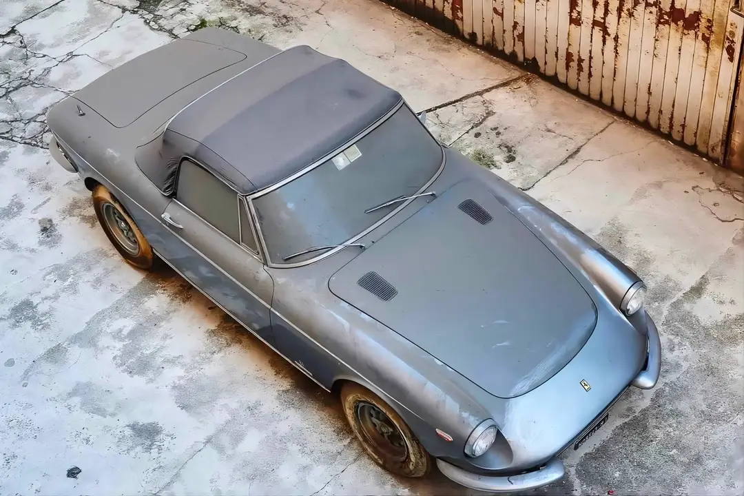 Ferrari 365 GTS abbandonata dall'alto