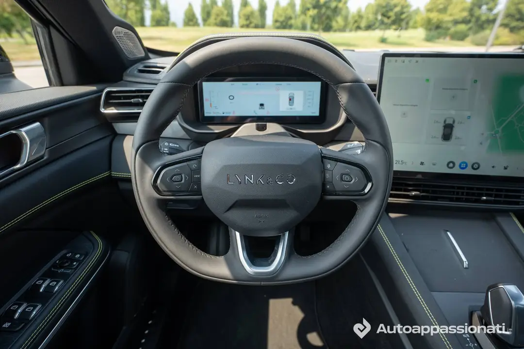 volante Lynk &amp; Co 01
