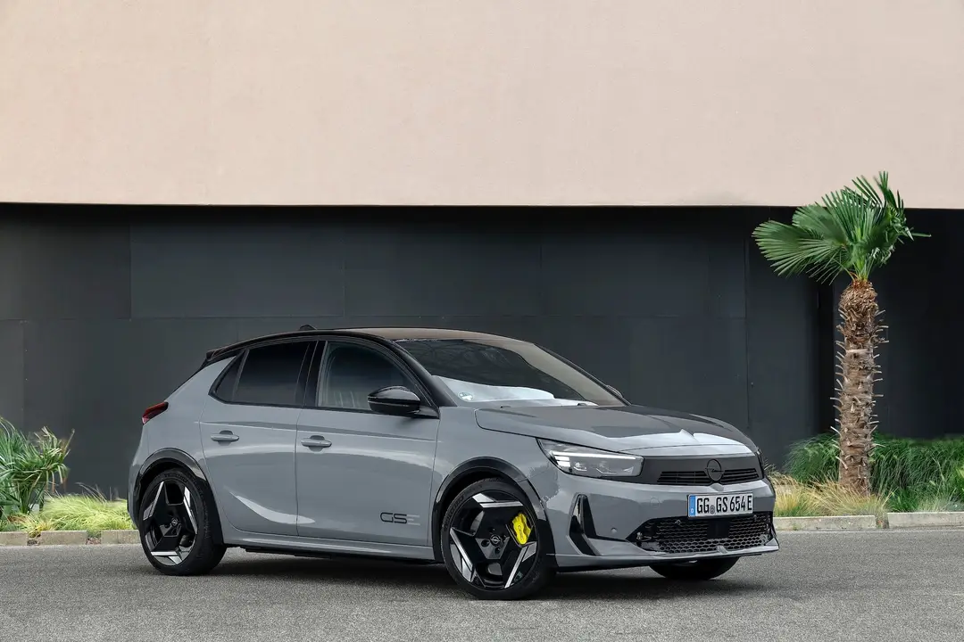 Opel Corsa GSe 2026 anteriore 3 4 grigia