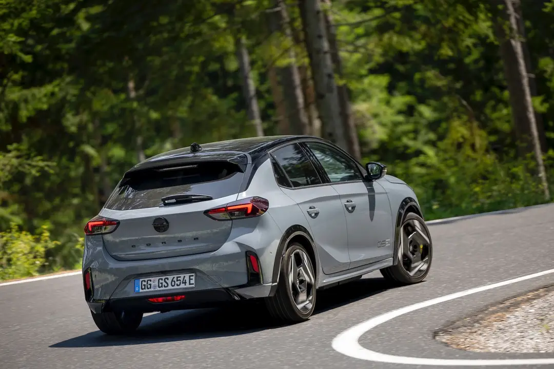 Opel Corsa GSe 2026 guida posteriore curva