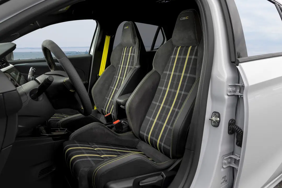 Opel Corsa GSe 2026 sedili sportivi