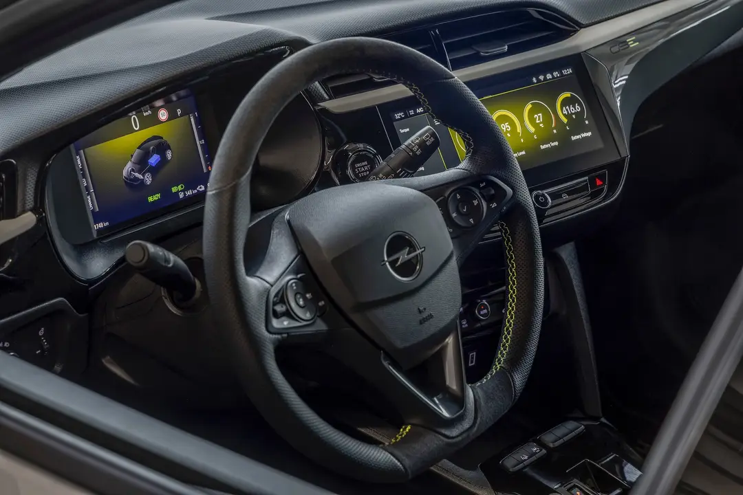 Opel Corsa GSe 2026 volante e quadro strumenti