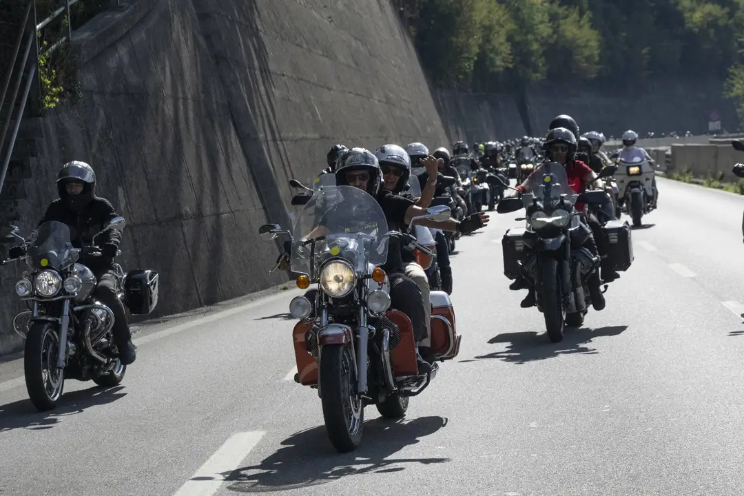 gmg moto guzzi che sfilano