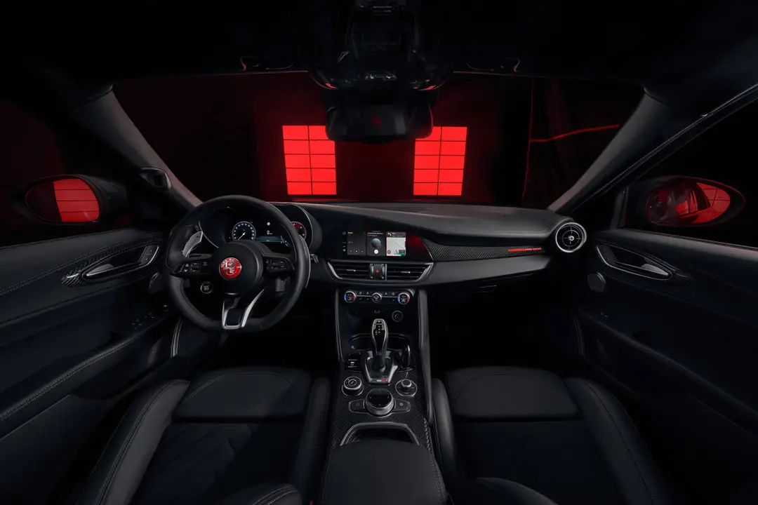 Nell'immagine si vede l'interno della Alfa Romeo Giulia Luna Rossa (sono gli stessi della Alfa Romeo Tonale)