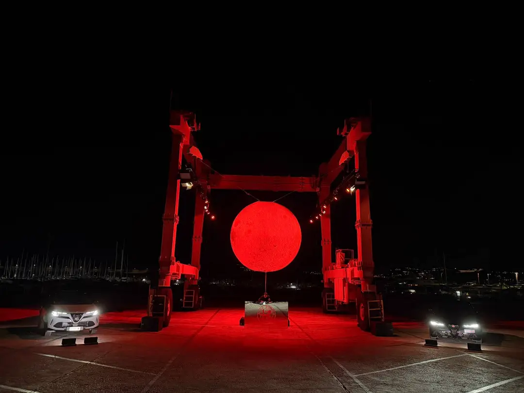 Nell'immagine si vede l'esterno dell'evento di Alfa Romeo e Luna Rossa