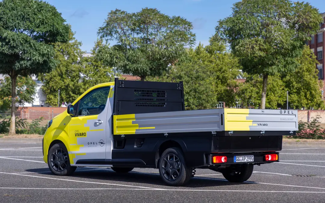 opel-vivaro-flatbed posteriore