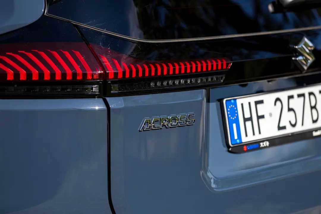 Suzuki Across 2026 logo dettaglio