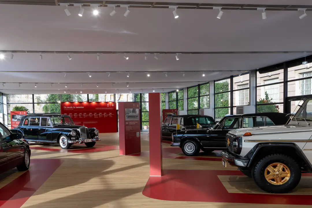 museo papamobile nel vaticano si vedono alcune delle vetture del papa