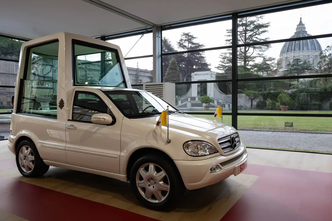 ml mercedes del papa di colore bianco con la cupola