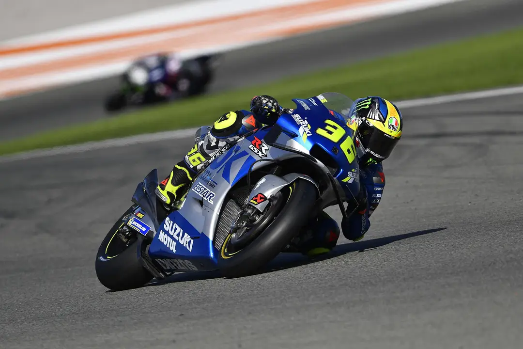 Nell'immagine si vede la Suzuki GSX-RR di Joan Mir mentre è su un tracciato di gara