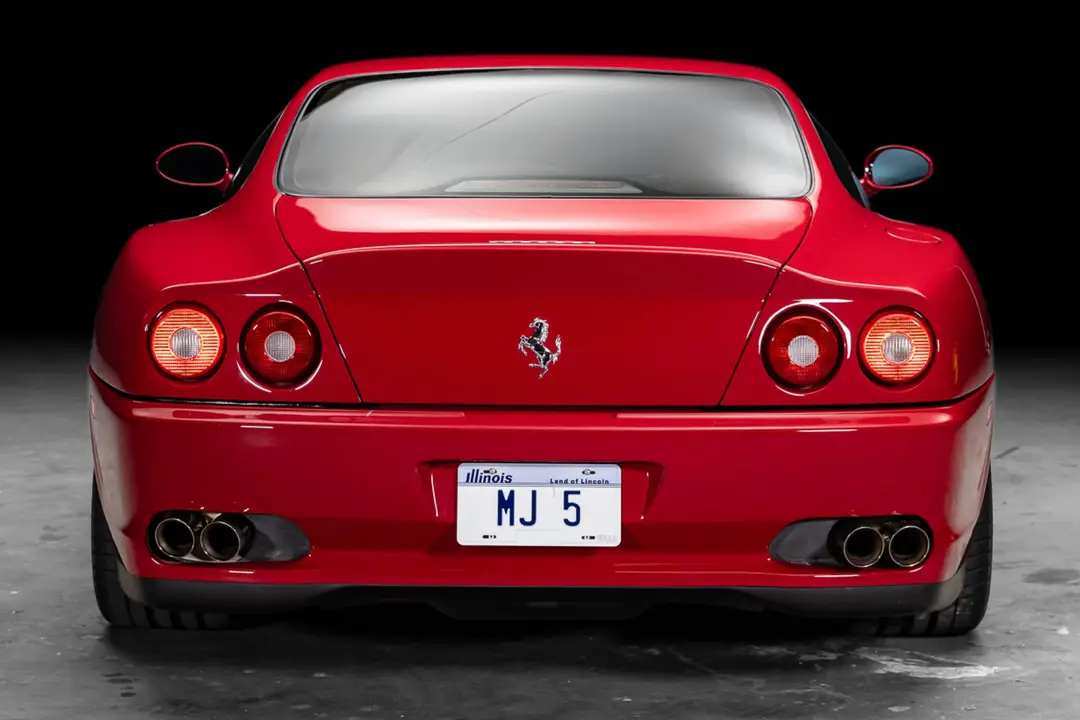 Nell'immagine si vede il retro della Ferrari 550 Maranello di Michael Jordan con il dettaglio della targa MJ 5
