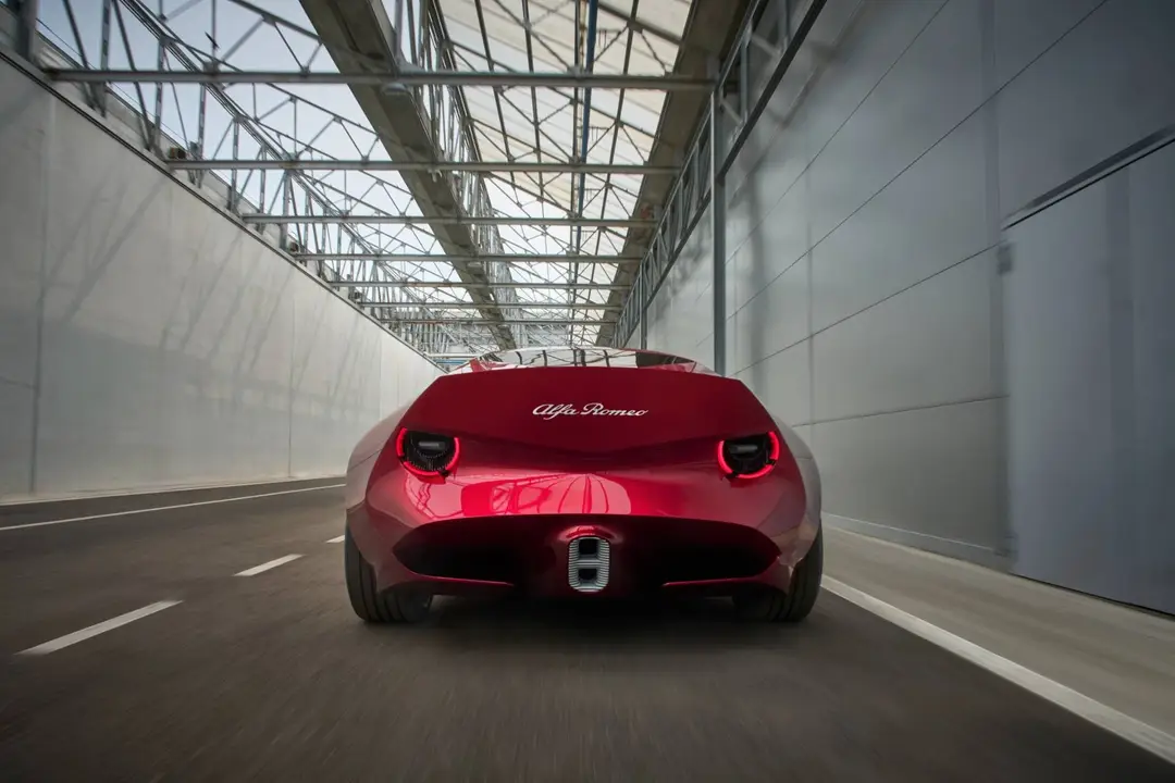 Alfa Romeo Cuorerosso posteriore pieno
