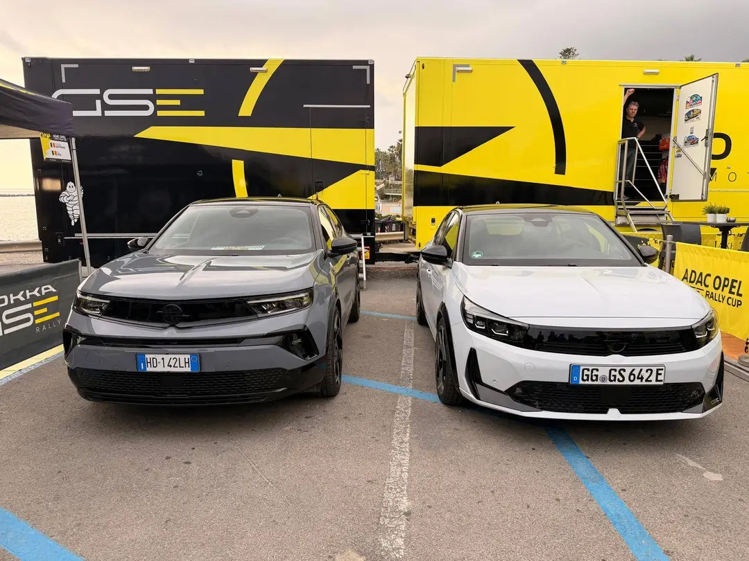Nell'immagine si vedono la Opel Mokka GSE e la Opel Corsa GSE