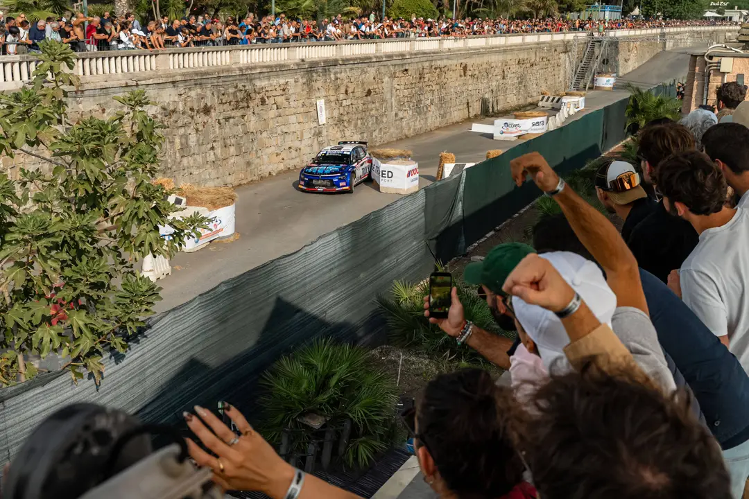 Nell'immagine si vede una delle Lancia Ypsilon in gara al Rallye di Sanremo