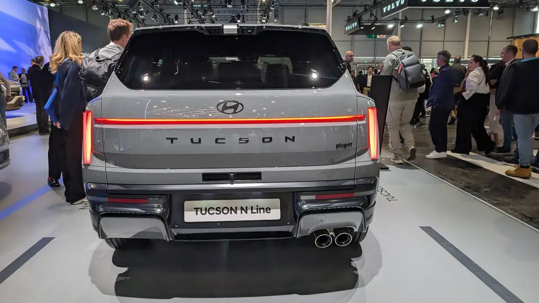 Nell'immagine si vede la nuova Hyundai Tucson vista da dietro