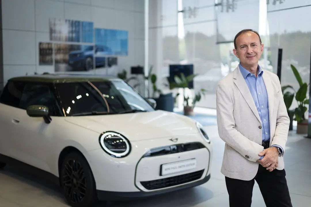 Sergio Solero a fianco a una Mini Paul Smith Edition