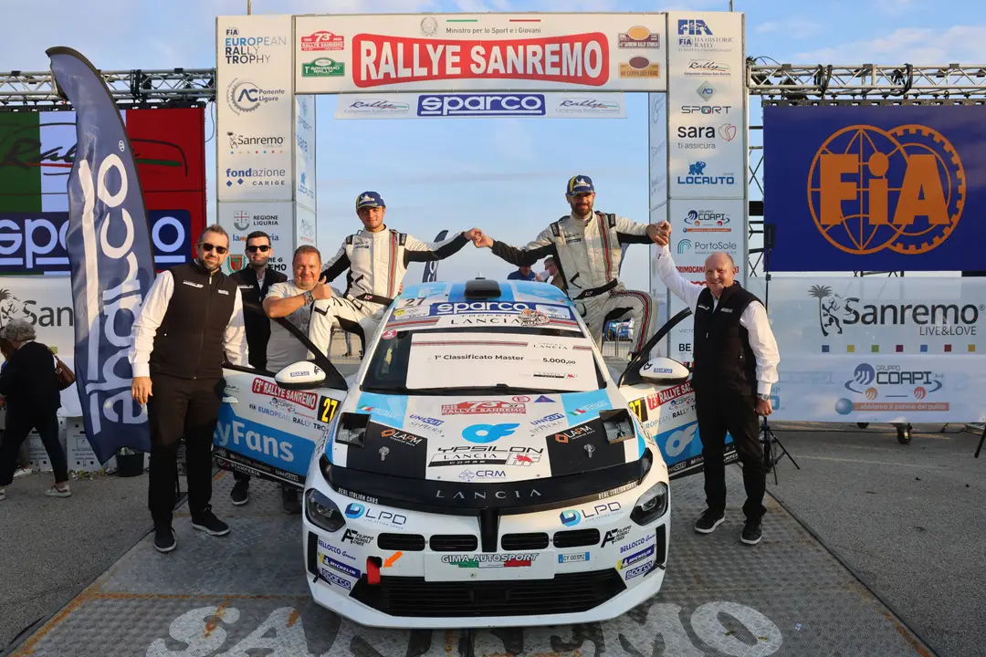 Nell'immagine si vede l'equipaggio vincitore del Rallye di Sanremo categoria Master