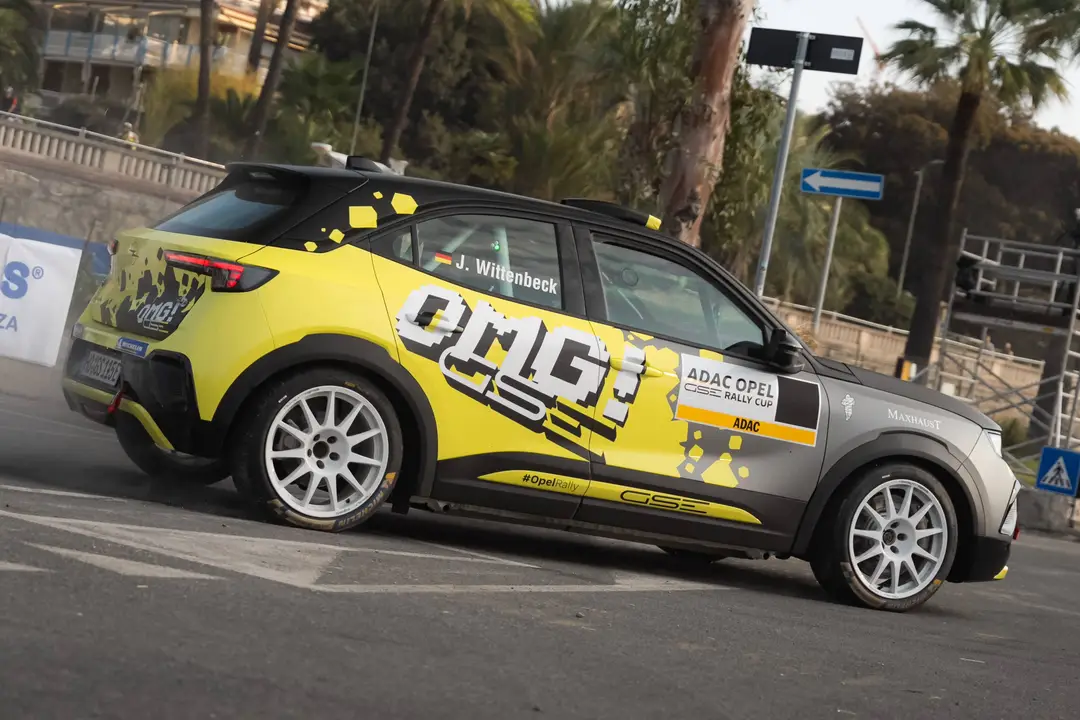 Nell'immagine si vede la Opel Mokka GSE Rally durante il test con i giornalisti della prova speciale