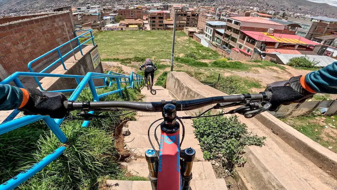 Brian cabalgando en Cusco, Perú